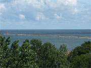 Weit erstreckt sich die stliche Mole von der Insel Wollin aus in die Ostsee.