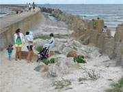 Strandbesucher an der Ostmole des Hafens Swinemnde auf der Insel Wollin.