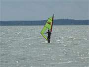 Windsurfen auf dem Usedomer Achterwasser: Wassersport in der Nhe des Bernsteinbades ckeritz.