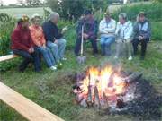 Trotz Regen: Wrmendes Lagerfeuer whrend des Sommersonnenwendfestes auf Usedom.