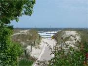 Strandzugang: Hinter dem flachen Ostseedeich von Ahlbeck breitet sich ein weier Sandstrand aus.