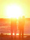 Familie im Gegenlicht: An der Seebrcke des Ostseebades Zinnowitz geht die Sonne ber der Ostsee unter.
