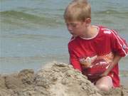 Sommerferien am Ostseestrand: Sandburgenbau am Strand von Usedom.