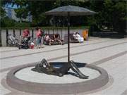 Sonnenanbeterin: Bronzeplastik auf der Strandpromenade von Karlshagen.