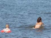 Familienurlaub an der Ostsee: Mutter und Kind beim Baden am Usedomer Ostseestrand von Bansin.