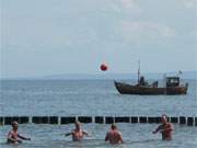 Sport, Spa und Spiel: Wassersport am Ostseestrand von Klpinsee.