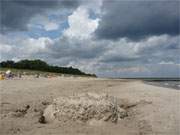 Dunkle Wolken ber dem Sandstrand zwischen Koserow und Zempin.