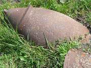 Gefahr im Gras: Gefechtskopf einer Ferngleitbombe auf dem Peenemnder Haken.