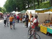 Buntes Treiben: Handwerkermarkt auf der Strandstrae von Klpinsee.