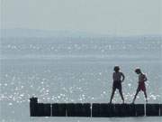 Mutprobe: Zwei Jungen erkunden eine Buhne am Ostseestrand zwischen ckeritz und Bansin.