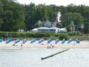 Weier Ostseestrand: Der Strand des Bernsteinbades Koserow von der Seebrcke aus.