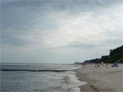 Regenstimmung am Ostseestrand von Usedom: Dunkle Wolken ziehen ber den Badegsten auf.