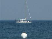 Boje und Segelboot: Am Ostseestrand zwischen Koserow und Klpinsee.