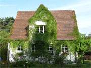 Verwunschen: An der Strandstrae von Klpinsee steht dieses hbsche Haus.