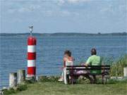 Hafen des Bernsteinbades Loddin: Das Hafenfest bietet Gelegenheit fr einen Blick bers Achterwasser.