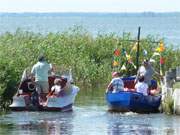 Hafenfest im Bernsteinbad Loddin: Bootsfahrten auf dem Achterwasser werden angeboten.