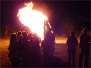 Anziehungspunkt auf dem Loddiner Hafenfest: Das groe Lagerfeuer am Achterwasserhafen.