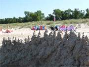 Sandburg am Usedomer Ostseestrand: Mehr als 40 Kilometer Sandstrand laden zum Baden und Buddeln ein.