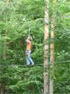 In den Baumwipfeln: Kletterin im Kletterwald Usedom bei ckeritz.