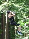 Seilbahn auf der Ostseeinsel Usedom: Flinke Fahrt im Kletterwald Usedom bei Neu-Pudagla.