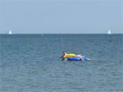 Wasserfahrzeuge: Schlauch- und Segelboote auf der Ostsee vor der Insel Usedom.