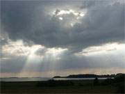 Blick bers Usedomer Achterwasser: Der Loddiner Hftberg unter dunklen Wolken.