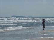 Blick ber die Ostsee: Badegast am Ostseestrand von Karlshagen im Inselnorden Usedoms.