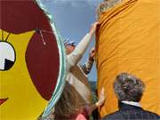 Zwischen den Puppen: Am Festplatz des Bernsteinbades Loddin werden die Erntefestpuppen aufgebaut.