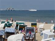 Ausflugsdampfer legt an: Strand und Seebrcke des Usedomer Kaiserbades Heringsdorf.