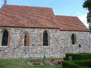 Schlicht und kraftvoll: Die Dorfkirche von Wehrland-Bauer "gegenber" des Lieper Winkels von Usedom.