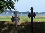 Ein wunderbarer Ort: Blick vom Kirchhof von Wehrland-Bauer ber den Peenestrom zur Insel Usedom.