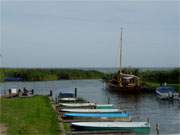 Usedomer Haffland: Idyllisch liegt der kleine Haffhafen von Gummlin inmitten weiter Wiesenflchen.