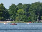 Bootfahren im Usedom-Urlaub: Ruder- und Tretboote auf dem Wolgastsee bei Korswandt.