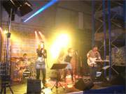 Born to be wild: "Rock am Regal" im Baustofflager — beste Stimmung am Freitagabend in Loddin.