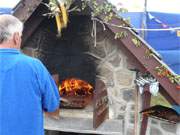 Frisch aus dem Backofen: Festplatz des Usedomer Bernsteinbades Loddin zum Erntefest 2009.