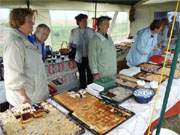 Sehr begehrt: Hausgemachter Kuchen wird auf dem Erntefest des Bernsteinbades Loddin angeboten.