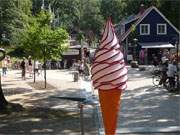 Bernsteinbad ckeritz auf Usedom: Die Strandpromenade hinter Eis.