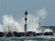 Strmische Ostsee: Brandung schiet zu Fen des Streckelsberges hoch.