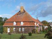 Gutshof Mellenthin: Ein sehenswertes Ensemble von Wasserschloss, Gutshof und Kirche.