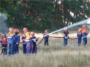 Gemeindeleben im Bernsteinbad Loddin: Die Jugendfeuerwehr bt unter sachkundiger Anleitung.