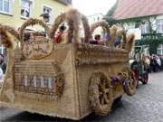 Phantasievoll: Motivwagen der Gemeinde Kirch-Jesar auf dem Erntedankfest in der Stadt Usedom.