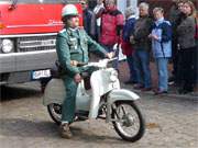Kaum gealtert: Der freundliche Volkspolizist (liebevoll "Vopo"genannt) auf dem Moped "Schwalbe".