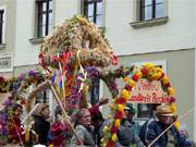 Bunt geschmckt: Motivwagen auf dem Landeserntedankfest Mecklenburg-Vorpommern in der Stadt Usedom.