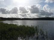 Herbst auf Usedom: Die Wolkendecke reit langsam auf und die Sonne beginnt auf den Klpinsee zu scheinen.