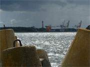 Blick von der Mole zum Hafen: Unzhlige Betonkrper schtzen die Mole des Hafens Swinemnde.