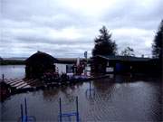 Abgesoffen: Der Loddiner Bootsverleih nahe des Loddiner Hfts steht bereits vllig unter Wasser.