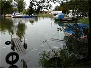 Sturmflut: Im Hafen Stagnie steht das Achterwasser an der Kante der Hafeneinfassung.