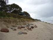 Gefhrdet: Der Strand vor einem Wohnhaus auf der Steilkste von Stubbenfelde ist fortgesplt.