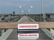 Gesperrt: Die Seebrcke des Bernsteinbades Koserow muss nach der Sturmflut auf Usedom repariert werden.
