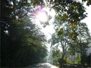 Strae zum Kurplatz: Ostseebad Koserow in der warmen Herbstsonne.